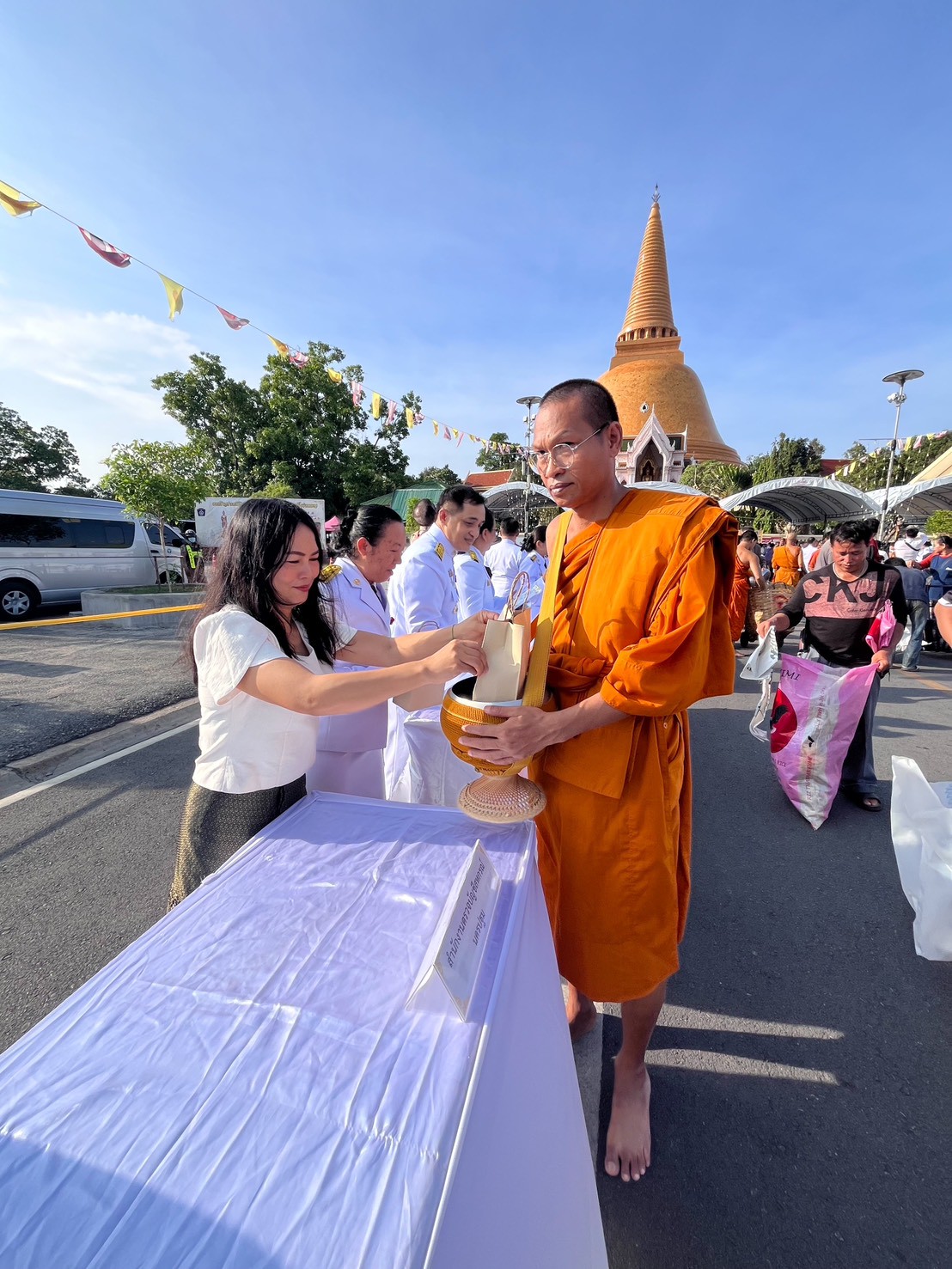 title - ส.ป.ก. นครปฐม เข้าร่วมพิธีสวดพระพุทธมนต์  และพิธีทำบุญตักบาตรถวายพระราชกุศล เนื่องในโอกาสการประกาศยกย่องพระเกียรติคุณ พระราชกรณียกิจ ในวาระครบ 100 ปี สมเด็จพระนางเจ้ารำไพพรรณี พระบรมราชินี ในรัชกาลที่ 7 